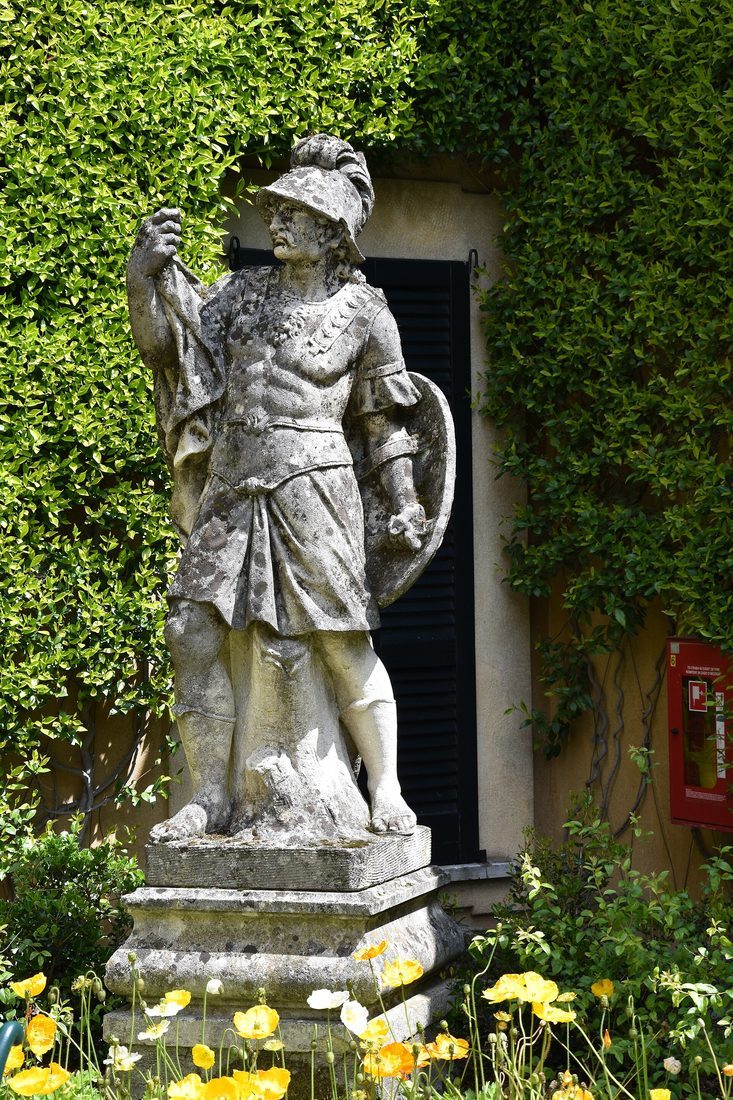Arriving at a Lake Como villa: how the gate, the launch and the driver coordinate